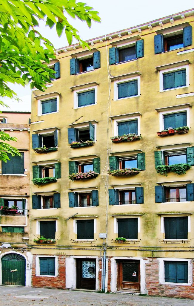 sedem nadstropne stavbe v Ghettu Benetke