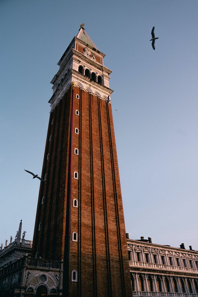 Zvonik na trgu sv. Marka iz žabje perspektive